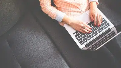 Suivre les blogs dédiés pour comprendre le rôle d’un courtier en ligne